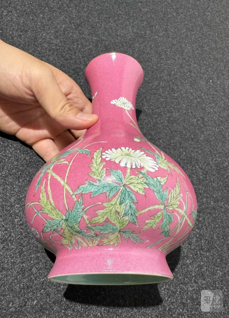 清晚期 胭脂红地粉彩蝶恋花纹瓶 - 图3